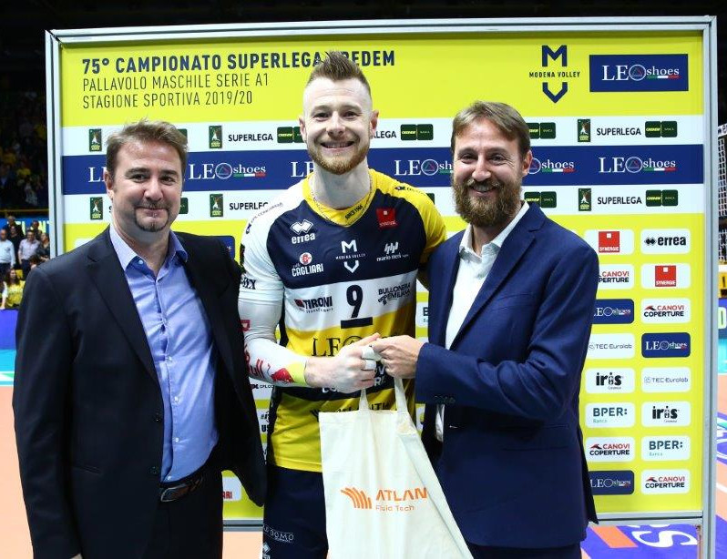 L'MVP Ivan Zaytsev (Leo Shoes Modena) premiato da Christian e Michele Storci di Atlantic Fluid Tech