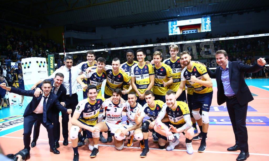 Foto della squadra Modena Volley (Leo Shoes Modena) con Christian Storci di Atlantic Fluid Tech